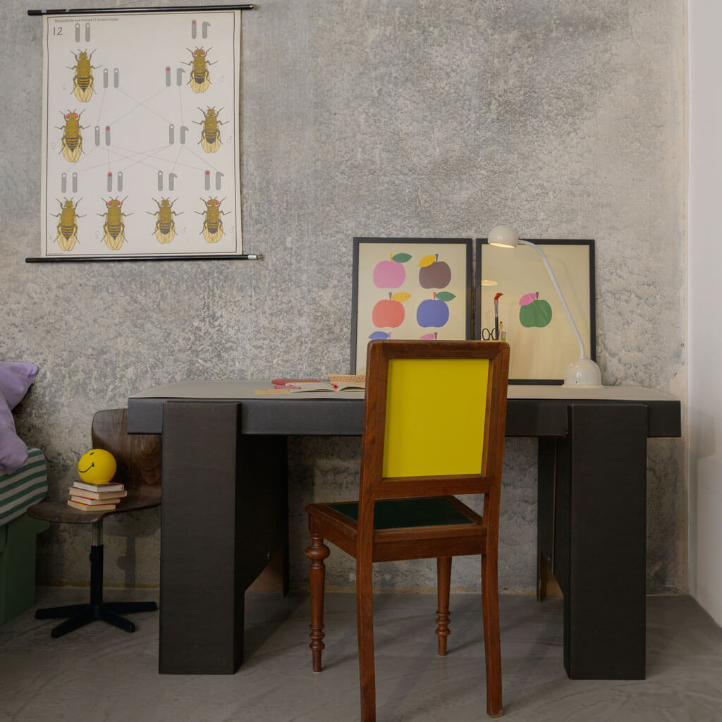 RIAB GRID table single in black cardboard with grey pad as desk