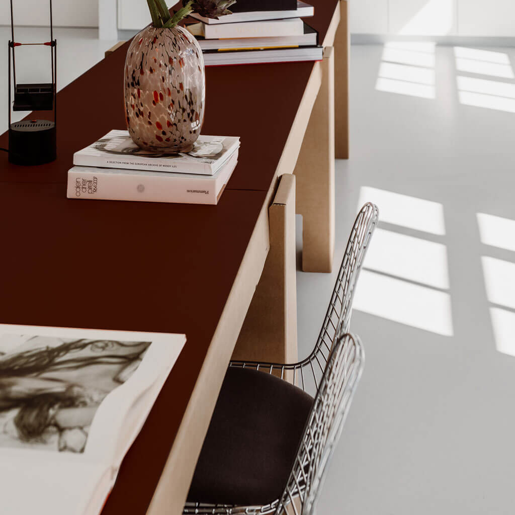 RIAB GRID Table in natural with linoleum pad in bordeaux